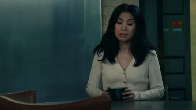 Jason Wu Rib Peplum Cardigan porté par Melody 'Mel' Bayani (Liza Lapira) comme on le voit dans The Equalizer (S05E10)