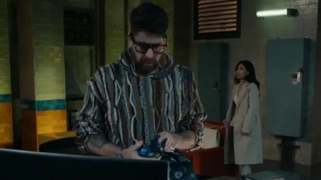 Kapital 7G Knit Gaudy Hood Sweater porté par Harry Keshegian (Adam Goldberg) comme on le voit dans The Equalizer (S05E10)