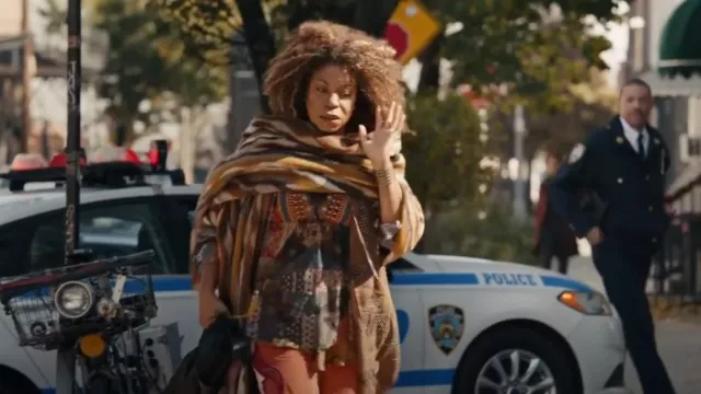 Couverture en laine mélangée Horizon portée par Viola 'Vi' Marsette (Lorraine Toussaint) comme on le voit dans The Equalizer (S05E10)