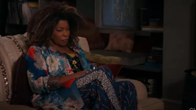 Johnny Was Sonnet Harmony Kimono réversible imprimé en soie porté par Viola 'Vi' Marsette (Lorraine Toussaint) comme on le voit dans The Equalizer (S05E10)