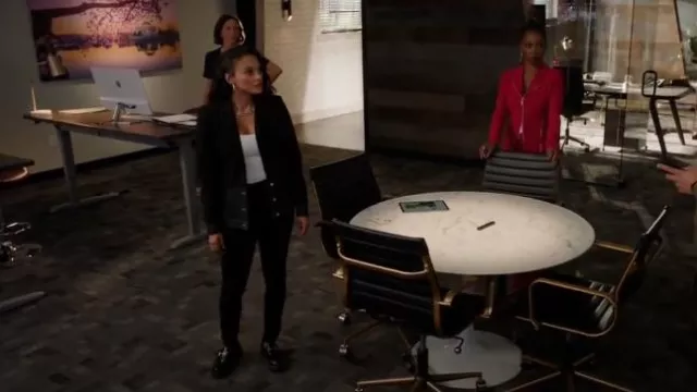 Blazer Cinq A Sept Noir et Denim Mixed Media. porté par Lacey Quinn (Gabrielle Walsh) comme on le voit dans Found (S02E14)