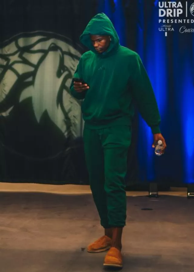 Slip-Ons classiques Ugg Chestnut Brown portés par Anthony Edwards sur le compte Instagram @timberwolves