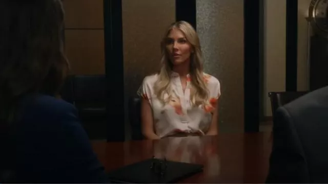 Blusa de seda con cuello de banda Vince Poppy Blur usada por Deanne Janson (Amanda Kloots) como se ve en Blue Bloods (T14E17)