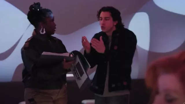 Bdg Veste brodée Critter portée par Simon (Benjamin A. Norris) comme on le voit à l’école primaire Abbott (S04E17)