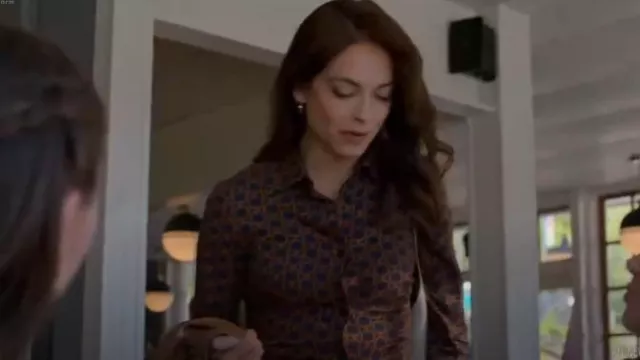 GANT Ab Slim Fit Robe Chemise Géométrique portée par Cassandra Lee (Kristin Kreuk) comme on le voit dans Meurtre dans une petite ville (S01E07)