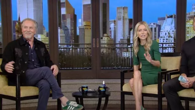 Veste florale en orme de Londres en cire portée par Don Johnson comme on le voit en LIVE avec Kelly et Mark le 11 mars 2025