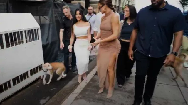 Jupe repliée en jersey de coton écrémé portée par Kim Kardashian comme on le voit dans The Kardashians (S06E06)