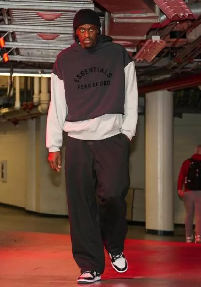 Fear Of God Jet Black Lounge Pantalon de survêtement porté par Pascal Siakam sur le compte Instagram @pacers