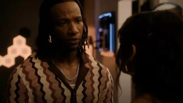Chemise à col cubain tricotée Reiss Waves portée par Zeke Wallace (Arlen Escarpeta) comme on le voit dans Found (S02E15)