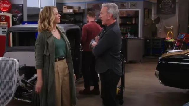 Gabardina Linnie de Todos los Santos en verde hoja de uva usada por Eve (Jenna Elfman) como se ve en Shifting Gears (S01E09)