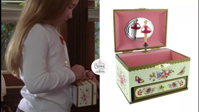Trousselier boîte à bijoux musicale en bois recouverte de papier décoré avec tiroir et miroir utilisé par Kate (Rachel David) dans Charmed (S03E03)