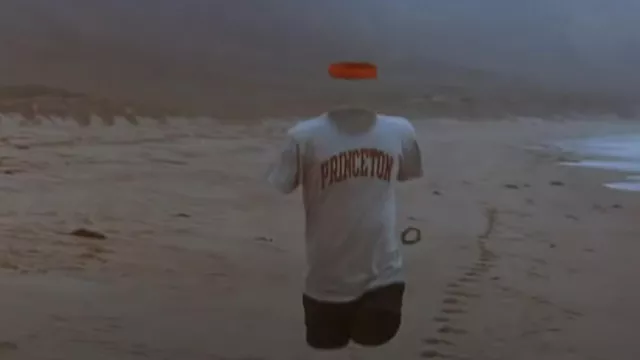 Scène de course sur la plage de Princeton de Nick Halloway (Chevy Chase) dans Mémoires d’un homme invisible