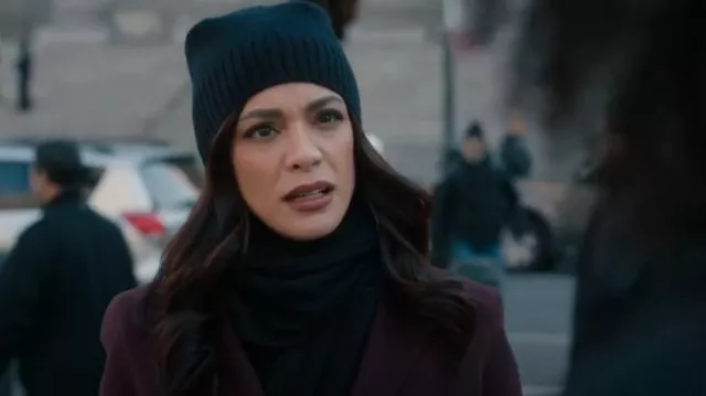 Gorra de gorros de punto para mujer Casavoir Pure Cashmere usada por ADA Samantha Maroun (Odelya Halevi) como se ve en Law & Order (S24E12)