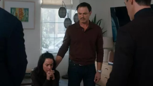 Polo en laine mérinos Reiss Trafford en brun mélasse porté par Ron Lawson (J. Anthony Crane) comme on le voit dans Law & Order (S24E12)