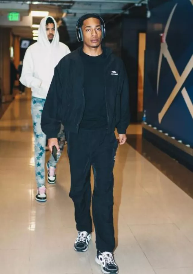Pantalon de survêtement Balenciaga en nylon noir '3B Sports Icon' porté par Rob Dillingham sur le compte Instagram @timberwolves