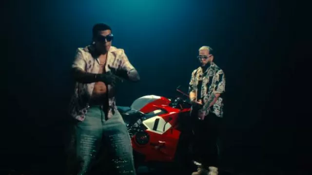 Jean Bleu Clair Destroy-Side Scripture porté par Lunay dans Casper Magico, Lunay, IZaak & Hades66 - Ducati (Vidéo Officielle)