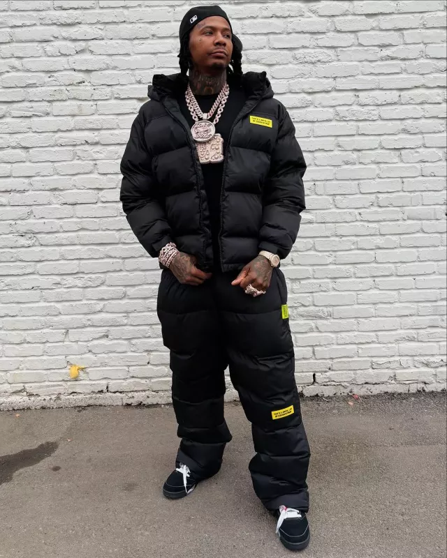 That's A Awful Lot Of Cough Syrup Black Logo Patch Puffer Pants usado por Moneybagg Yo en la cuenta de Instagram @moneybaggyo