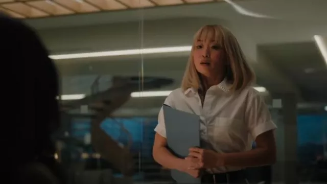 Simone Rocha Camisa de algodón adornada con perlas falsas usada por Leah Power (Alice Lee) como se ve en Suits LA (S01E01)