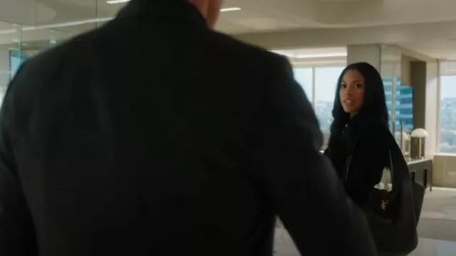 Sac fourre-tout Saint Laurent Le 5 À 7 Bea porté par Erica Rollins (Lex Scott Davis) comme on le voit dans Suits LA (S01E02)