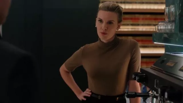 Cinturón de cuero Celine usado por Amanda Stevens (Maggie Grace) como se ve en Suits LA (S01E02)