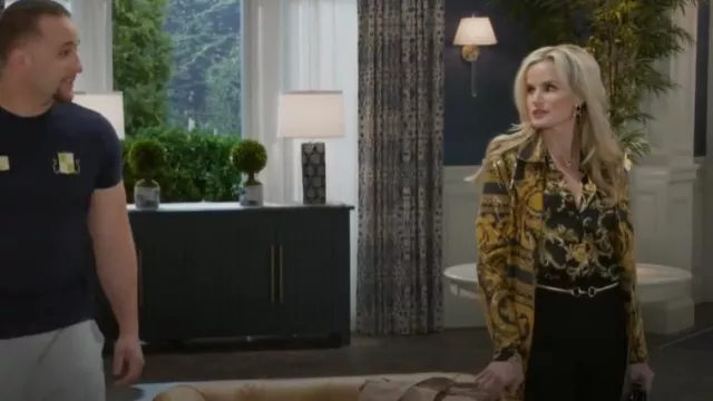 Blusa de seda barroca de L'Agence Tyler usada por Vanessa McBride (Lauren Buglioli) como se ve en Más allá de las puertas (T01E08)