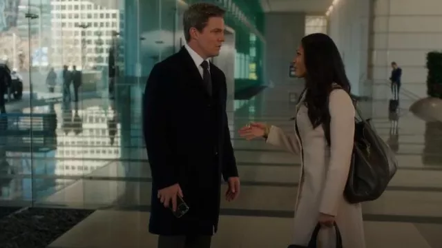 Sac fourre-tout Saint Laurent Le 5 À 7 Bea porté par Erica Rollins (Lex Scott Davis) comme on le voit dans Suits LA (S01E04)