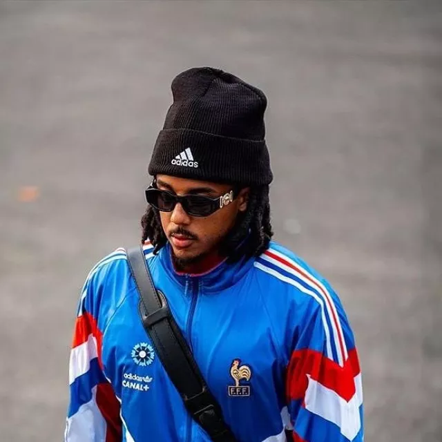 Lunettes de soleil Medusa Biggie Noir de Jules Koundé sur le compte Instagram de @the38hub
