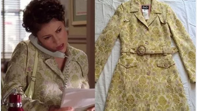 Dolce & Gabbana D& G Manteau en jacquard vintage des années 2000 utilisé par Phoebe Halliwell (Alyssa Milano) dans Charmed (S07E01)