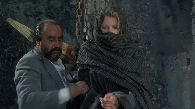 Écharpe de Domino Petachi (Kim Basinger) dans Never Say Never Again