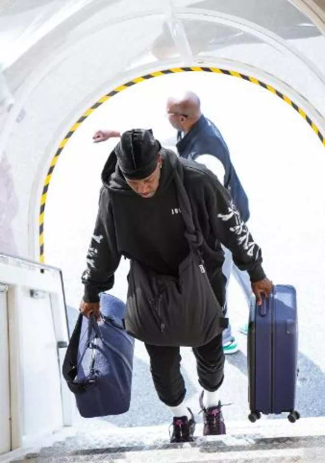 Louis Vuitton Sac 'Keepall 50' en cuir Monogram bleu marine saphir porté par Jrue Holiday sur le compte Instagram @celtics