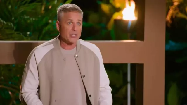 Blouson aviateur en jersey Pelham taupe/blanc porté par Mark L. Walberg comme on le voit dans L’île de la tentation (S06E02)