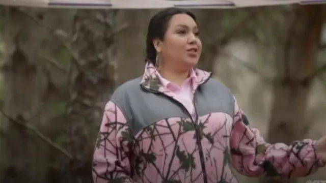 TrailCrest by Treel Veste entièrement zippée en polaire portée par Jo (Roseanne Supernault) comme on le voit dans Acting Good (S03E04)