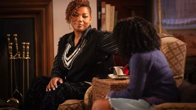 Pull long noir à col en V orné de Robyn McCall (Queen Latifah) dans The Equalizer (S05E10)