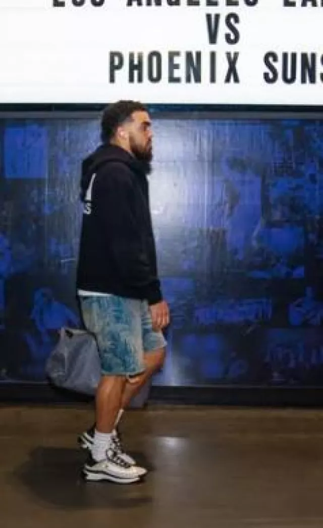 Baskets Chanel en daim crème, blanc et noir portées par Tyus Jones sur le compte Instagram @suns