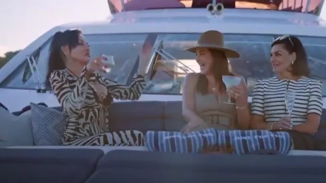Scanlan Theodore Robe en résine satinée caramel foncé portée par Krissy Marsh comme on le voit dans The Real Housewives of Sydney (S03E01)