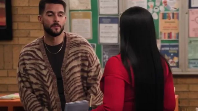 Cardigan oversize à col en V brossé à motif zébré Topman porté par Manny (Josh Segarra) tel qu’on le voit à l’école primaire Abbott (S04E18)
