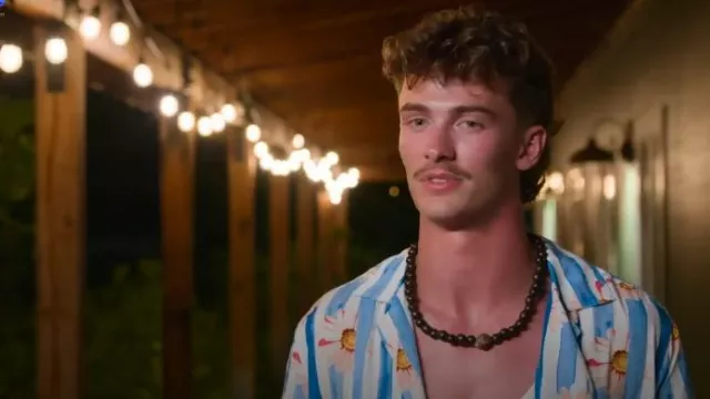 Chemise boutonnée à col court à usage original portée par Danny comme on le voit dans l’île de la tentation (S06E05)