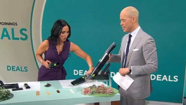 Karen Millen Cap Sleeve Scuba Crepe Ceinturé Robe crayon midi portée par Kelly O’Grady comme on le voit dans CBS Mornings le 12 mars 2025
