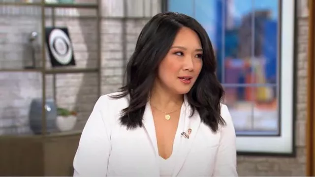 Chaqueta Veronica Beard Core Scuba en blanco usada por Nancy Chen como se vio en CBS Mornings el 19 de marzo de 2025