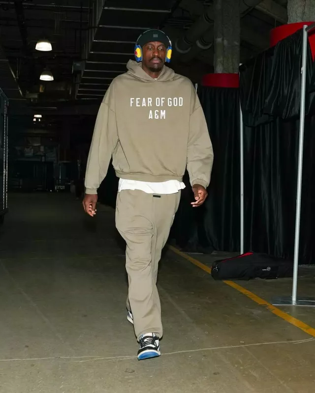 Fear Of God Pantalon de survêtement Military Brown 'A&M’porté par Pascal Siakam sur le compte Instagram @pacers