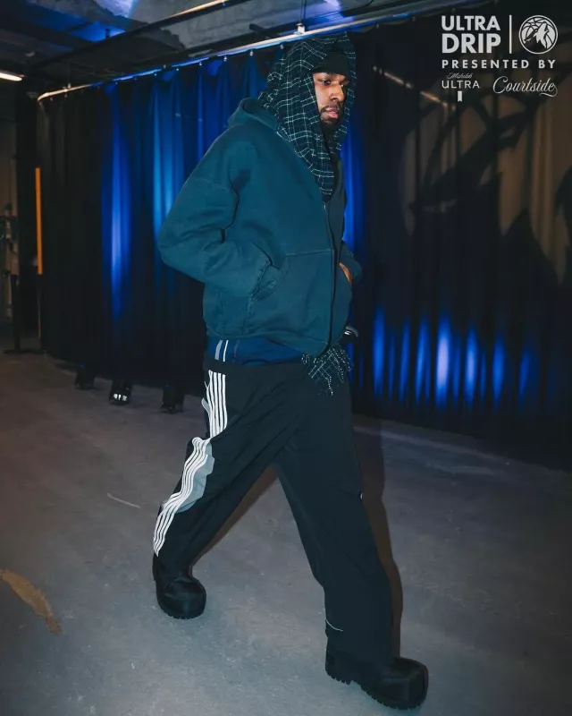 Balenciaga Sweat à capuche zippé bleu marine 'Unity Sports Icon' porté par Naz Reid sur le compte Instagram @timberwolves