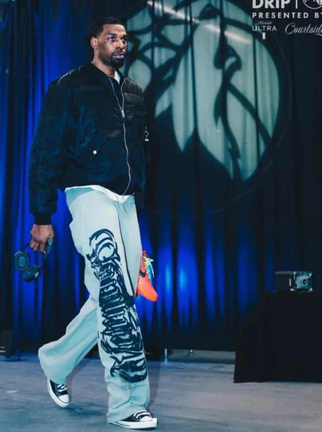 Vetements Grey Goth Side Logo Pantalon de survêtement porté par Naz Reid sur le compte Instagram @timberwolves