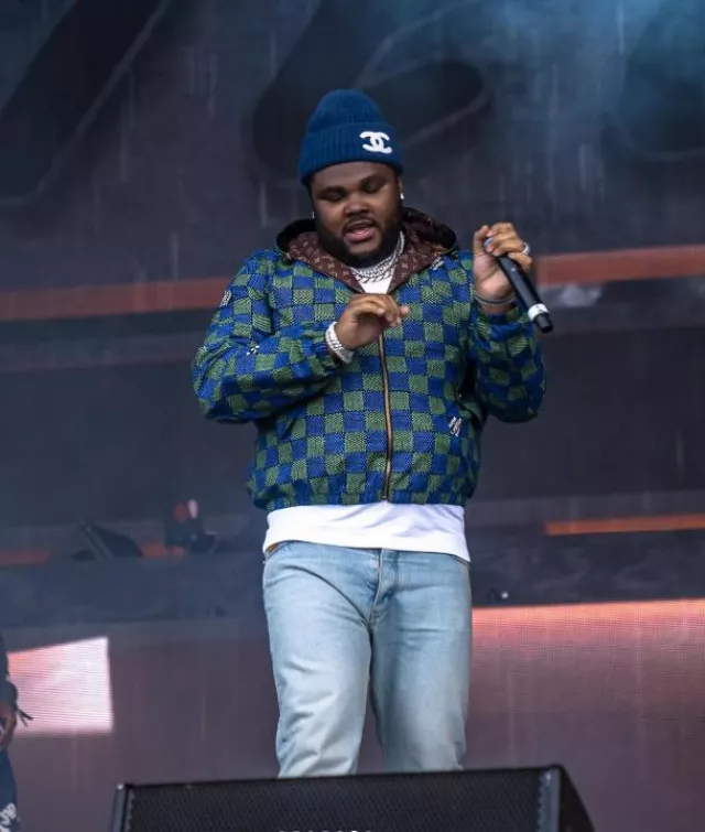 Louis Vuitton Light Wash Blue Flared Leg Jeans porté par Tee Grizzley sur le compte Instagram @teegrizzley