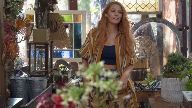 Termina con nosotros Vestuario de la película: Blake Lively lleva una camisa de rayas amarillas mostaza para interpretar a Lily Bloom