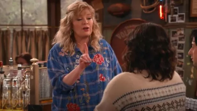 Johnny Was Mila Camisa de gran tamaño usada por Gabby (Melissa Peterman) como se ve en Happy's Place (T01E18)