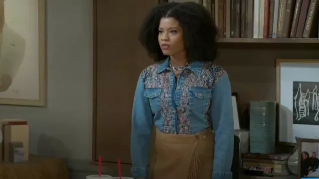 Sandro Luciana Mini jupe à franges portée par Eva Thomas (Ambyr Michelle) comme on le voit dans Beyond the Gates (S01E12)