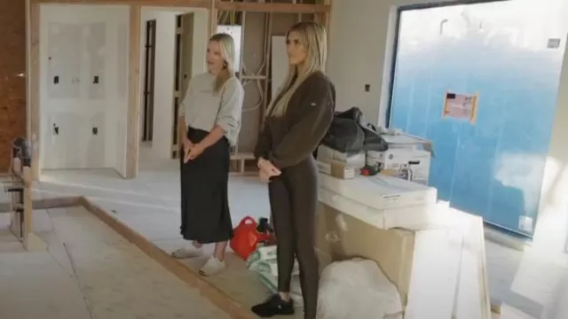 Alo Yoga Chaqueta bomber recortada Break Line usada por Christina Hall como se ve en Christina on the Coast (T06E11)