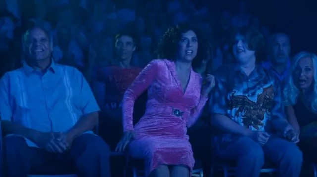 Vestido midi de terciopelo aplastado de Versace con cinturón con logotipo usado por Judy Gemstone (Edi Patterson) como se ve en The Righteous Gemstones (T04E03)