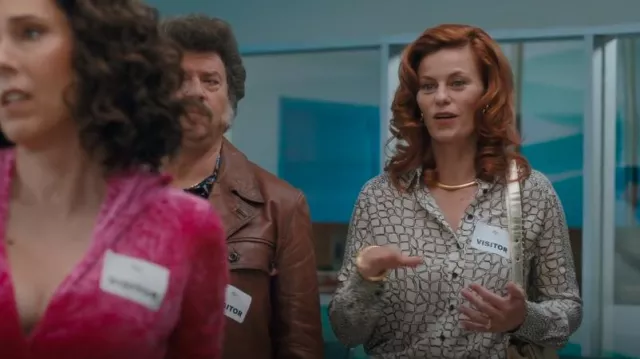 Proenza Schouler Camisa delantera con botones de seda estampados en crema usada por Amber Gemstone (Cassidy Freeman) como se ve en The Righteous Gemstones (S04E03)