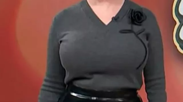 Pull rose à col en V (Christina Hendricks) tel qu’on le voit dans Access Hollywood (S27)
